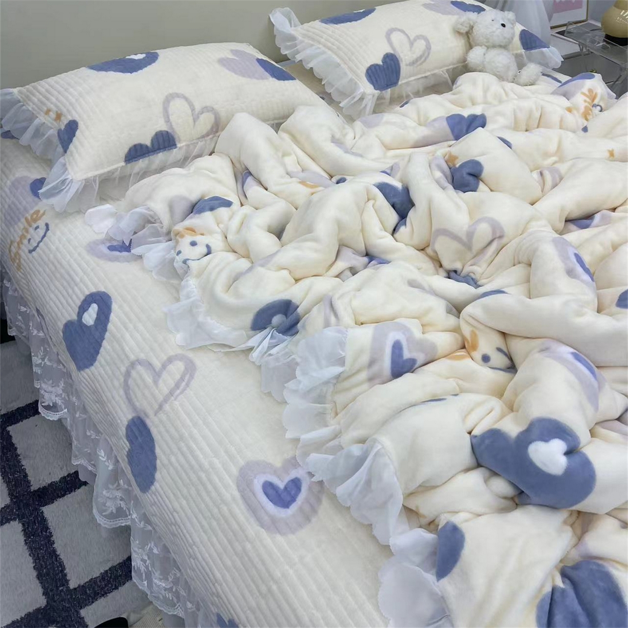 91家纺网 家纺一手货源 找家纺 禧瑞谷 2025新款冬季牛奶绒双层蕾丝花边床盖三件套床盖四件套 蓝底爱心