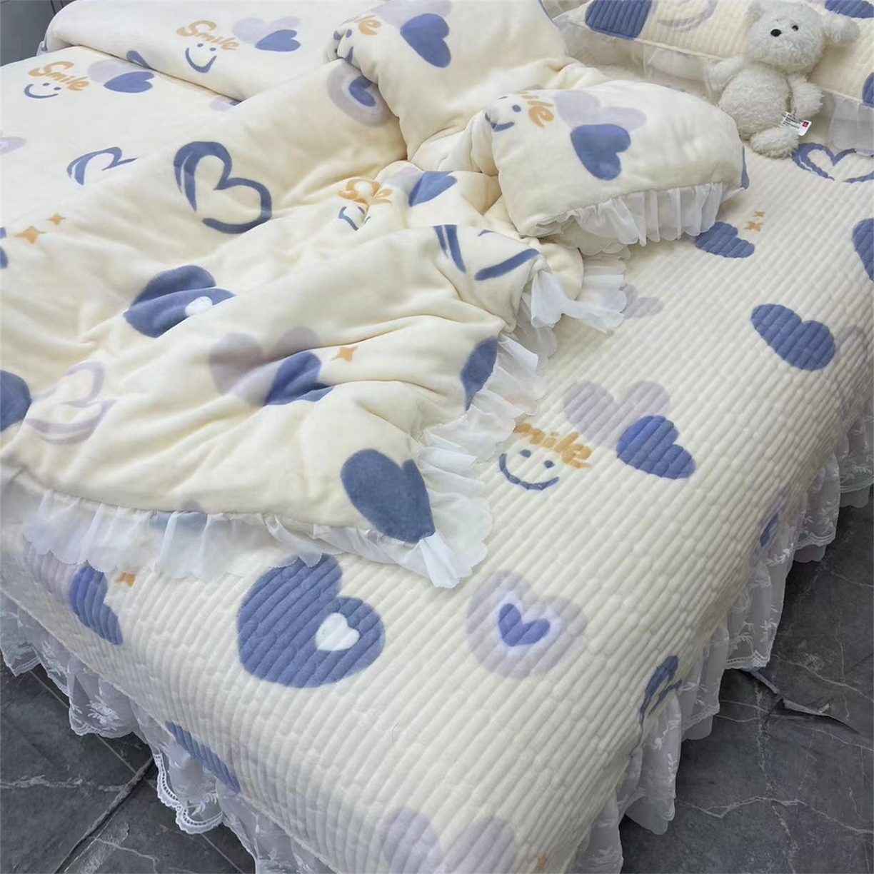 91家纺网 家纺一手货源 找家纺 禧瑞谷 2025新款冬季牛奶绒双层蕾丝花边床盖三件套床盖四件套 蓝底爱心