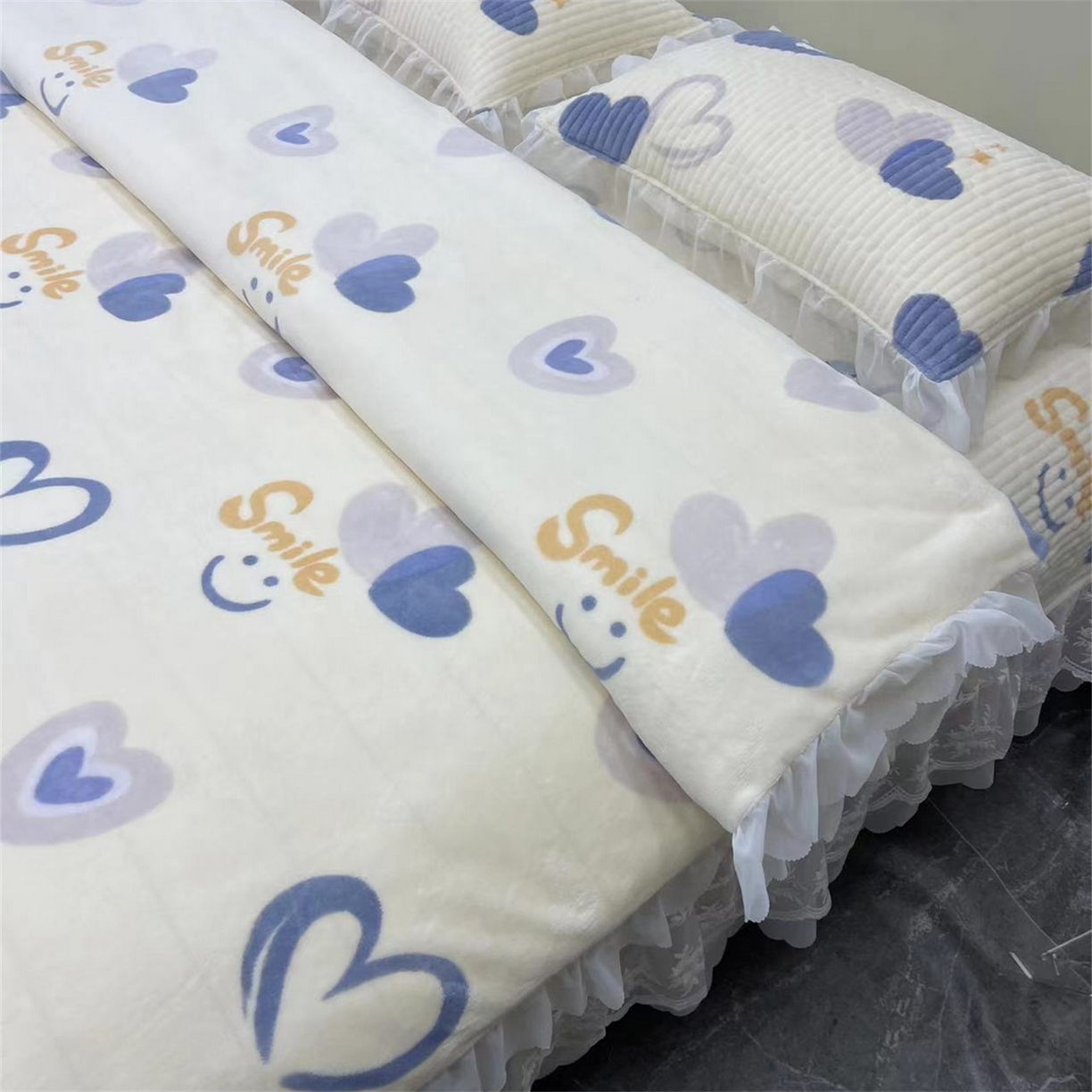 91家纺网 家纺一手货源 找家纺 禧瑞谷 2025新款冬季牛奶绒双层蕾丝花边床盖三件套床盖四件套 蓝底爱心