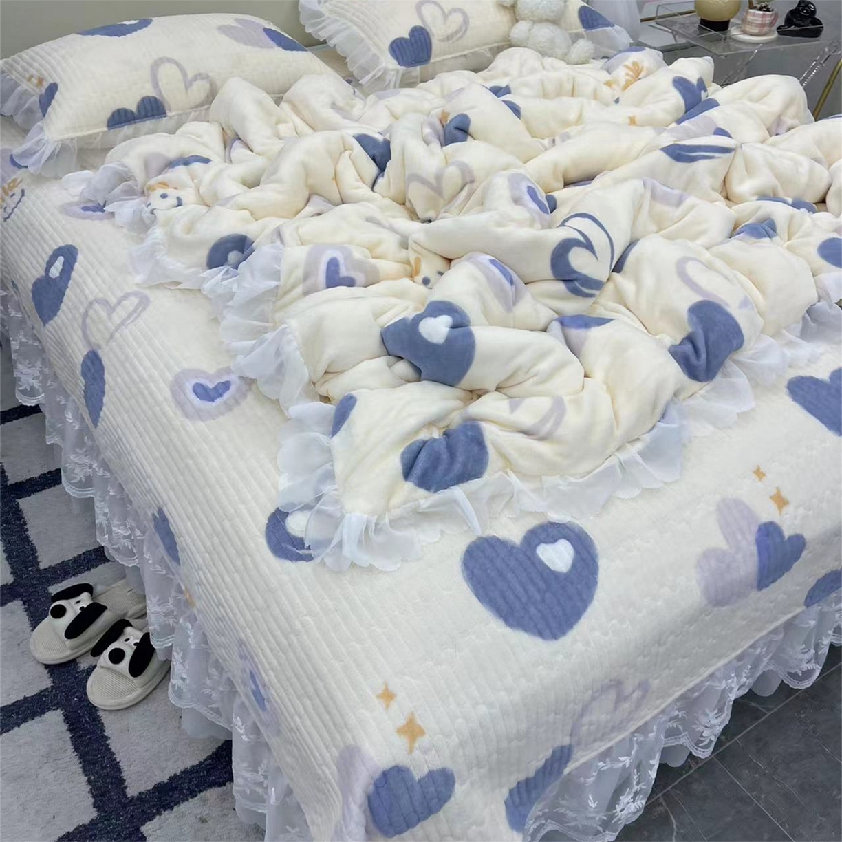 91家纺网 家纺一手货源 找家纺 禧瑞谷 2025新款冬季牛奶绒双层蕾丝花边床盖三件套床盖四件套 蓝底爱心