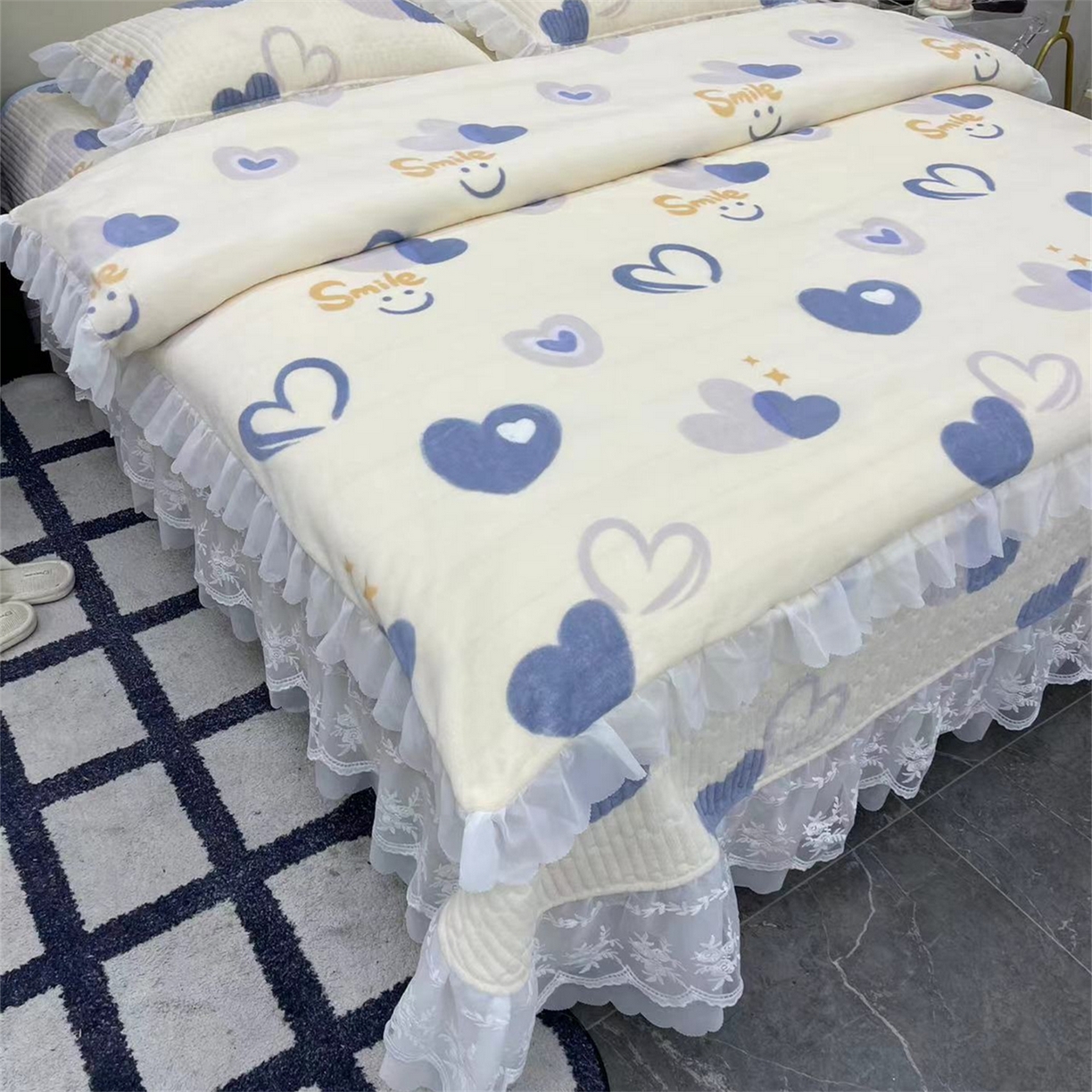 91家纺网 家纺一手货源 找家纺 禧瑞谷 2025新款冬季牛奶绒双层蕾丝花边床盖三件套床盖四件套 蓝底爱心