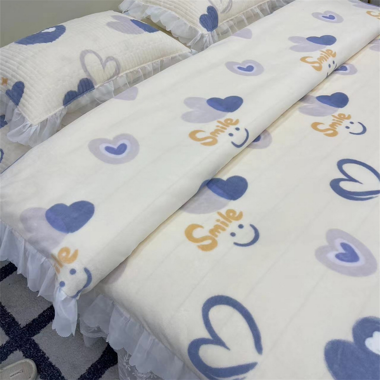 91家纺网 家纺一手货源 找家纺 禧瑞谷 2025新款冬季牛奶绒双层蕾丝花边床盖三件套床盖四件套 蓝底爱心