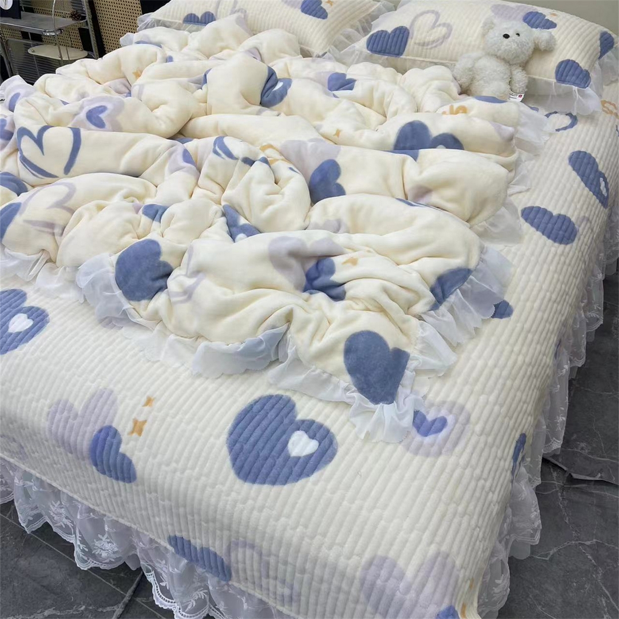 91家纺网 家纺一手货源 找家纺 禧瑞谷 2025新款冬季牛奶绒双层蕾丝花边床盖三件套床盖四件套 蓝底爱心