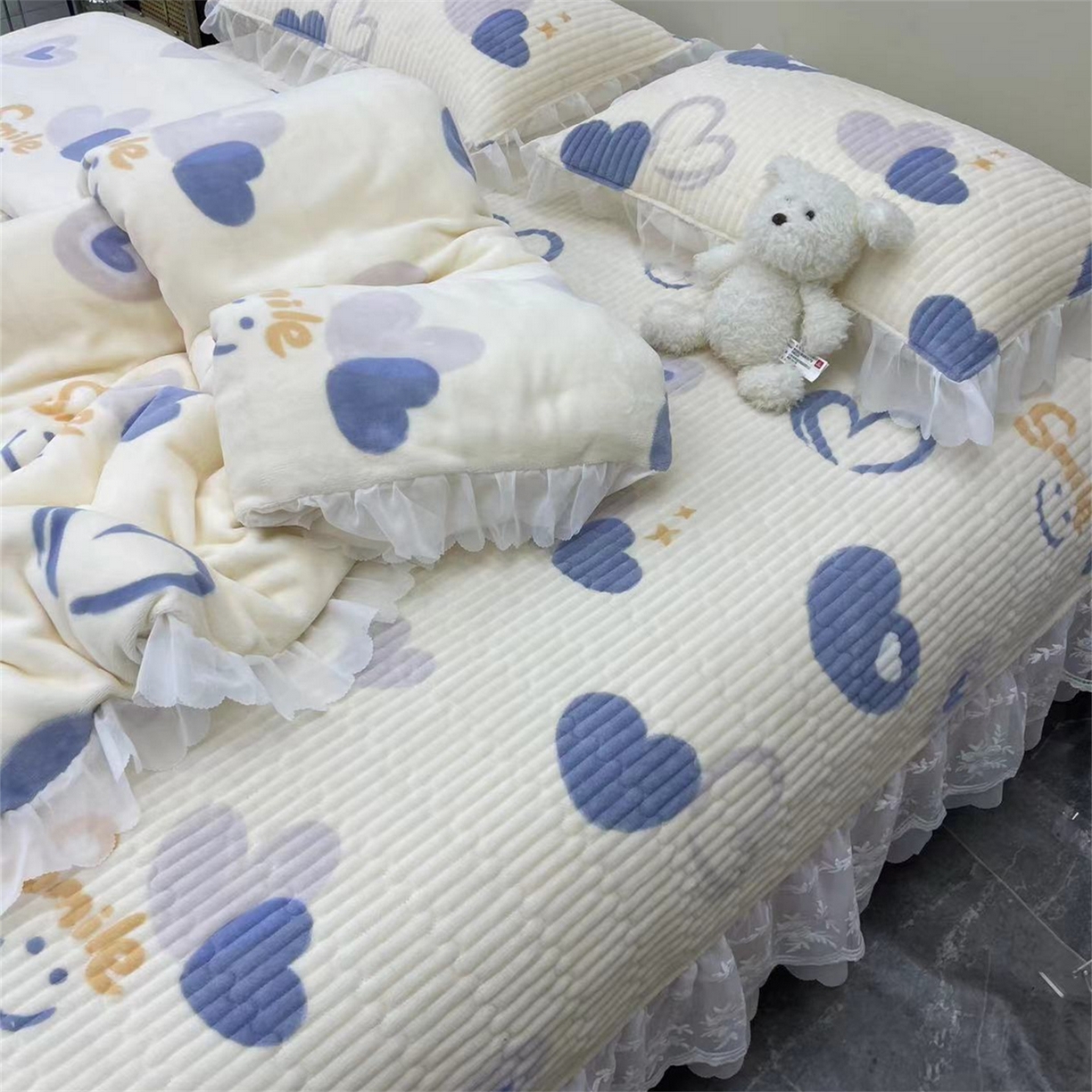 91家纺网 家纺一手货源 找家纺 禧瑞谷 2025新款冬季牛奶绒双层蕾丝花边床盖三件套床盖四件套 蓝底爱心