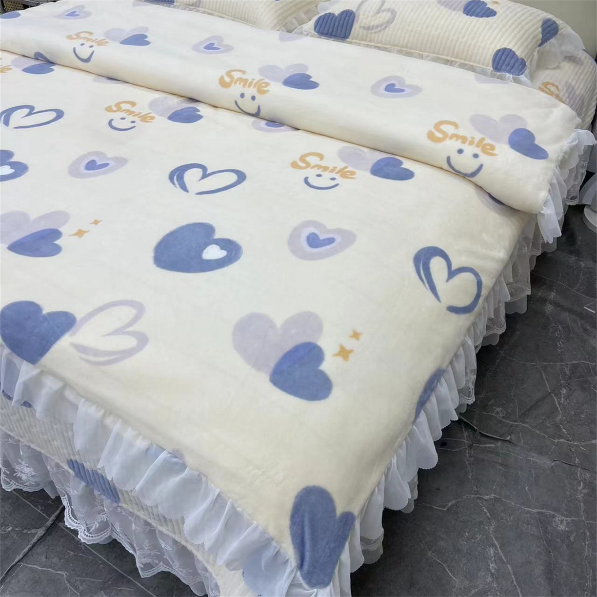 91家纺网 家纺一手货源 找家纺 禧瑞谷 2025新款冬季牛奶绒双层蕾丝花边床盖三件套床盖四件套 蓝底爱心