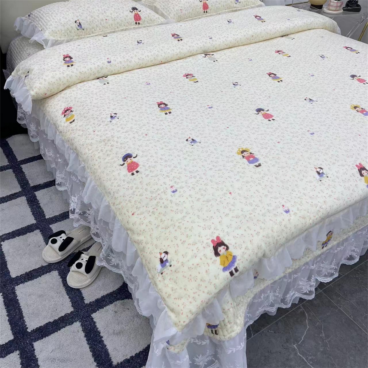 91家纺网 家纺一手货源 找家纺 禧瑞谷 2025新款冬季牛奶绒双层蕾丝花边床盖三件套床盖四件套 碎花小女孩