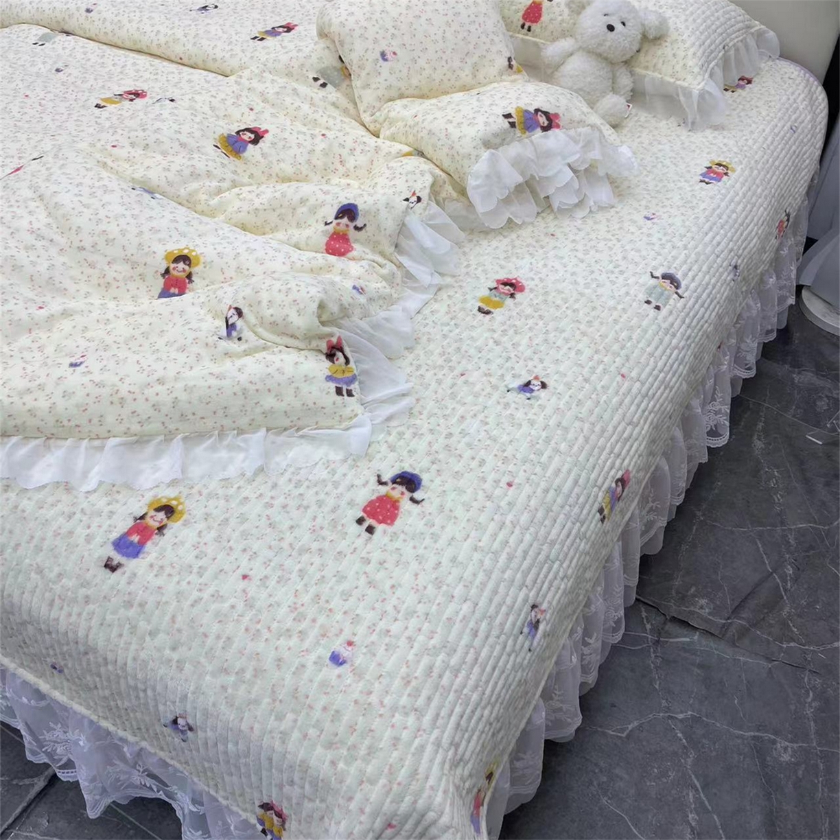 91家纺网 家纺一手货源 找家纺 禧瑞谷 2025新款冬季牛奶绒双层蕾丝花边床盖三件套床盖四件套 碎花小女孩