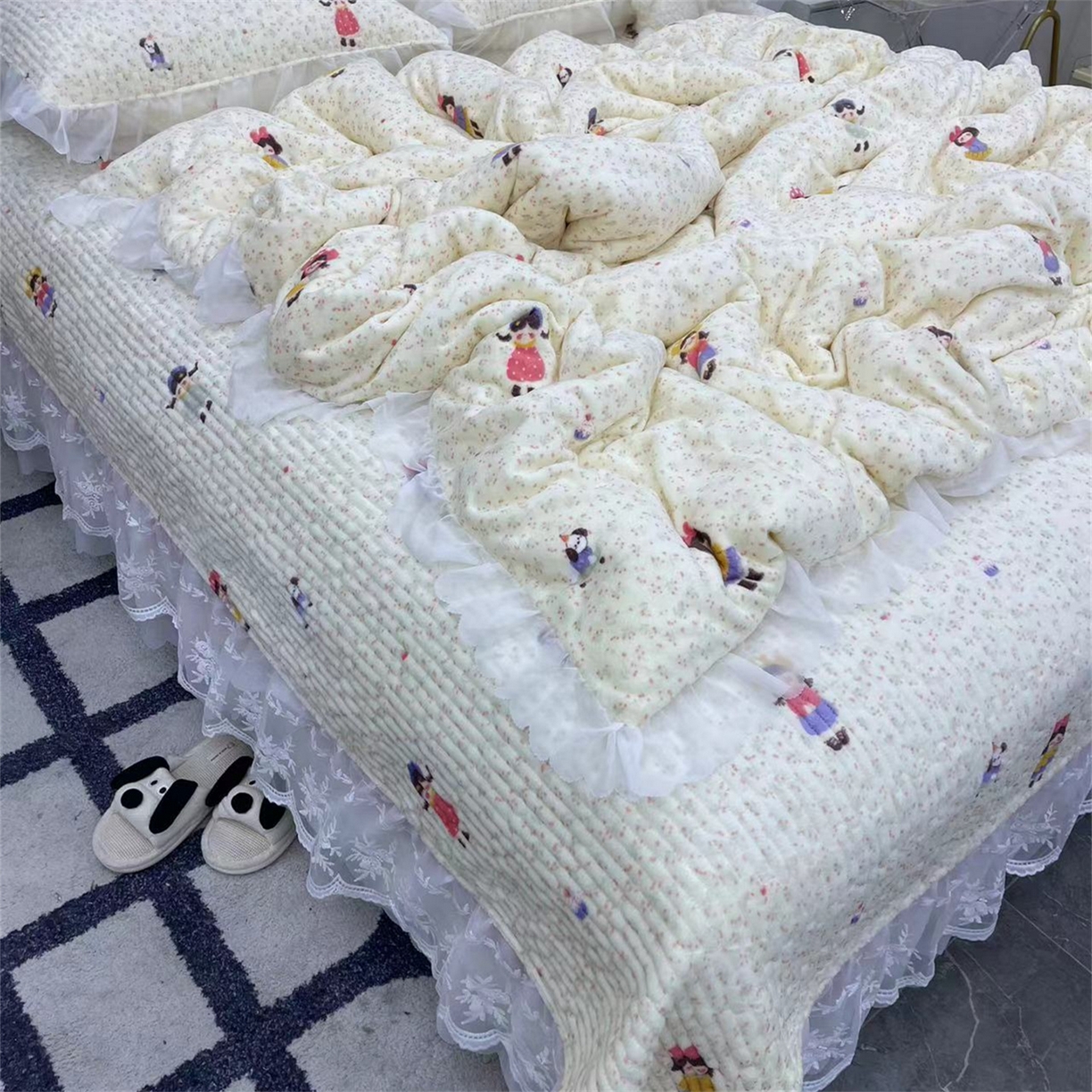 91家纺网 家纺一手货源 找家纺 禧瑞谷 2025新款冬季牛奶绒双层蕾丝花边床盖三件套床盖四件套 碎花小女孩