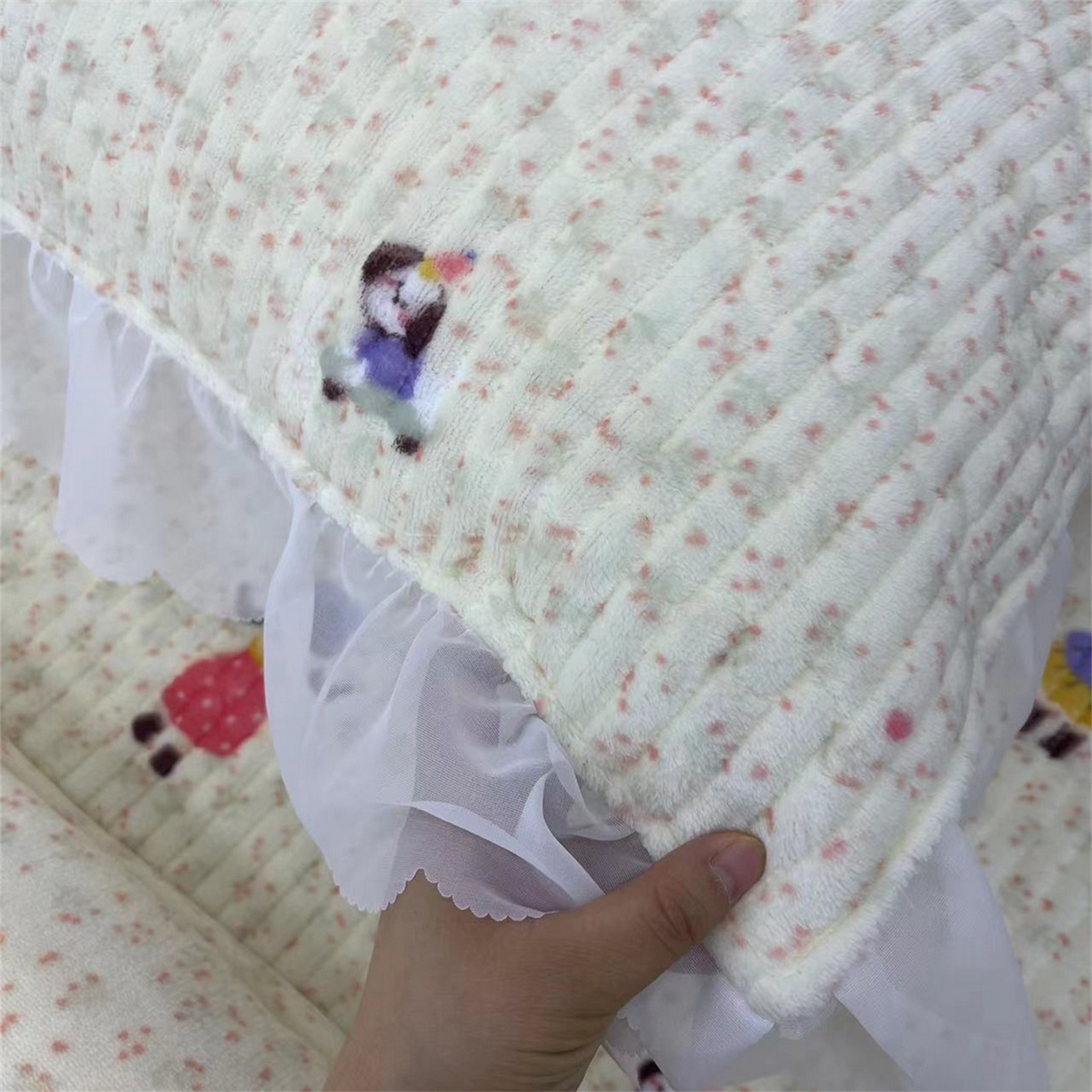 91家纺网 家纺一手货源 找家纺 禧瑞谷 2025新款冬季牛奶绒双层蕾丝花边床盖三件套床盖四件套 碎花小女孩