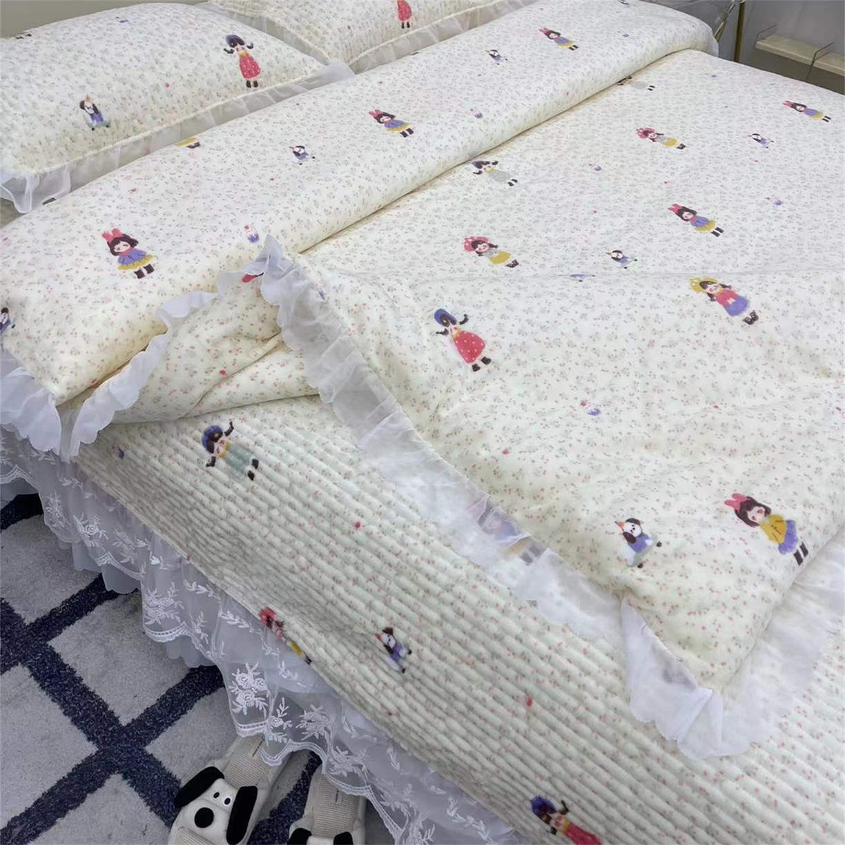 91家纺网 家纺一手货源 找家纺 禧瑞谷 2025新款冬季牛奶绒双层蕾丝花边床盖三件套床盖四件套 碎花小女孩