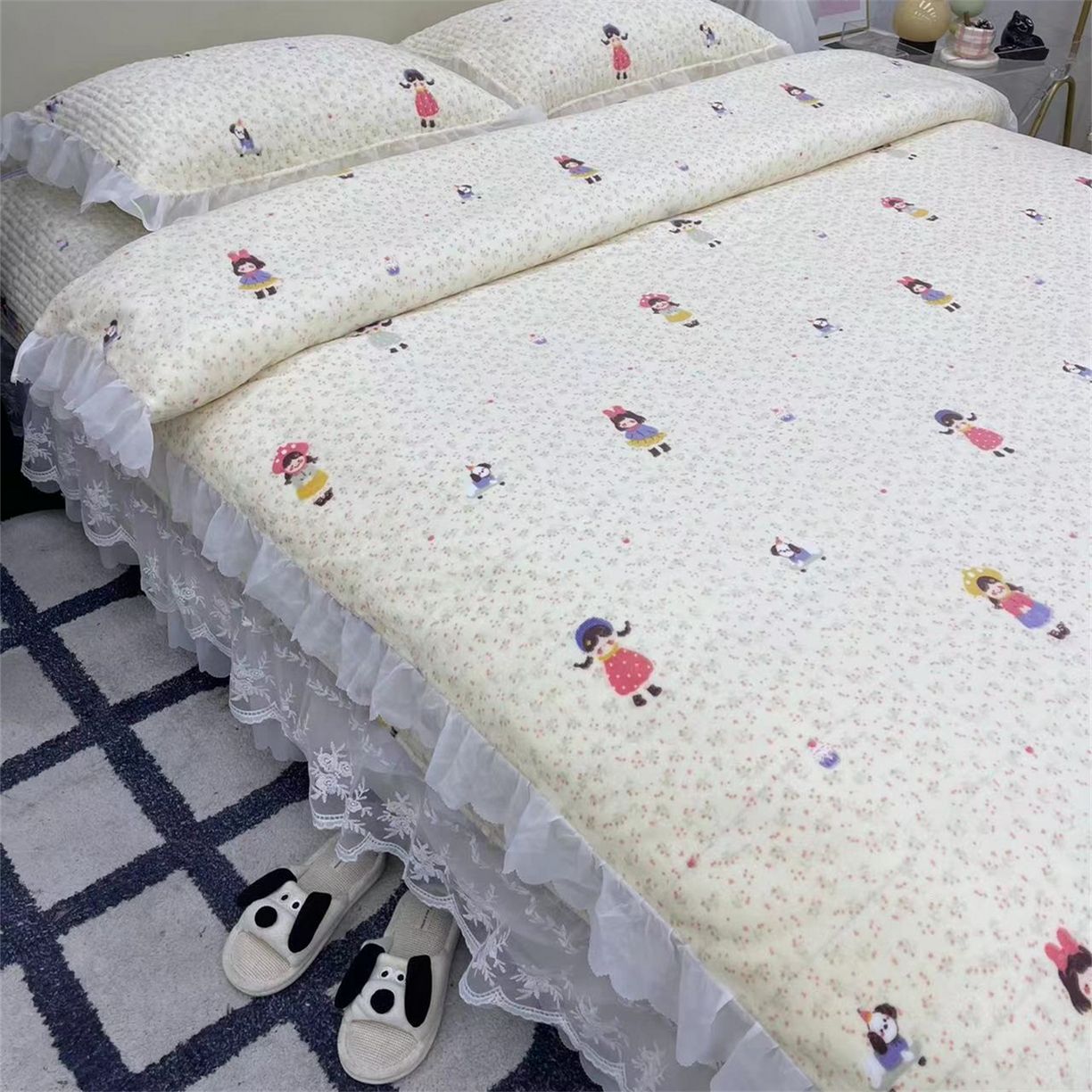 91家纺网 家纺一手货源 找家纺 禧瑞谷 2025新款冬季牛奶绒双层蕾丝花边床盖三件套床盖四件套 碎花小女孩