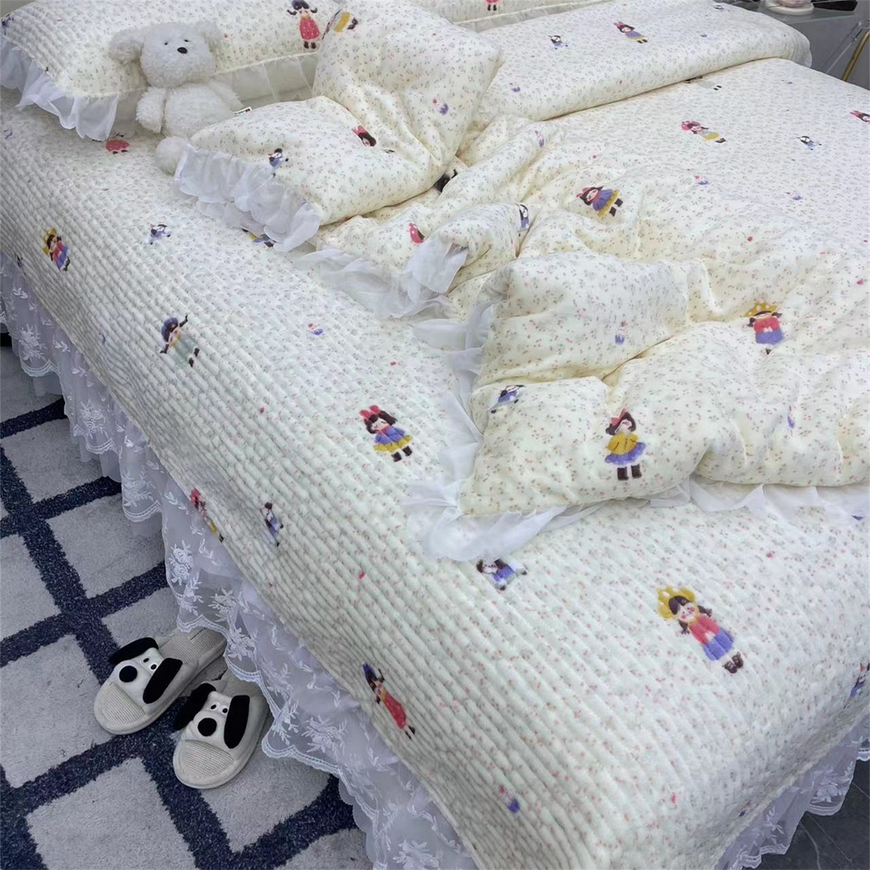 91家纺网 家纺一手货源 找家纺 禧瑞谷 2025新款冬季牛奶绒双层蕾丝花边床盖三件套床盖四件套 碎花小女孩