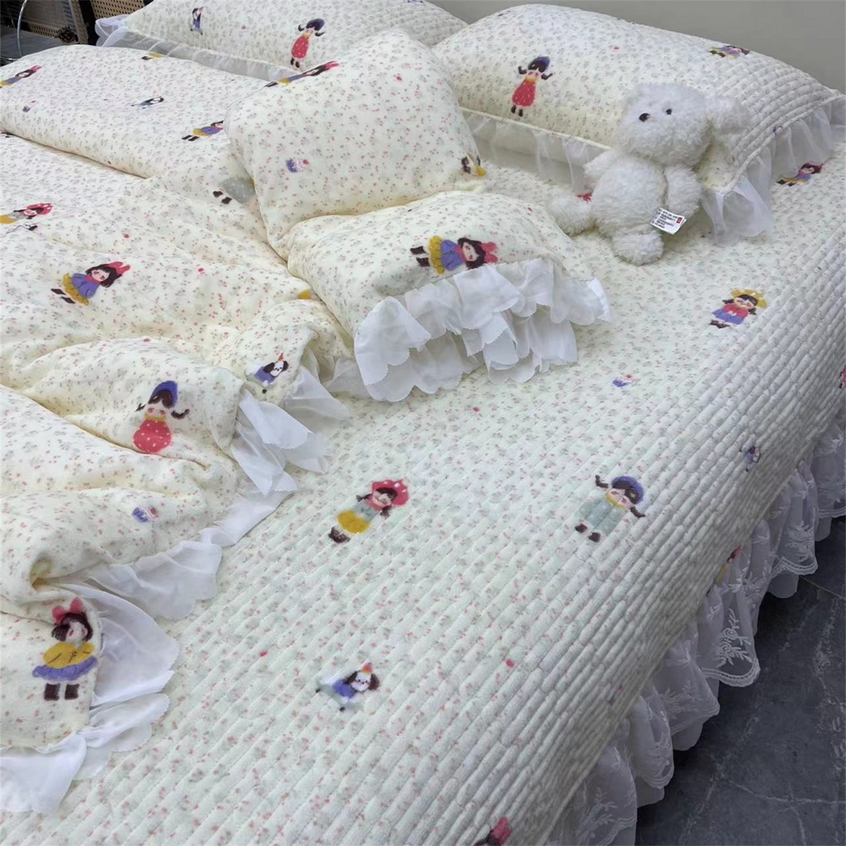 91家纺网 家纺一手货源 找家纺 禧瑞谷 2025新款冬季牛奶绒双层蕾丝花边床盖三件套床盖四件套 碎花小女孩