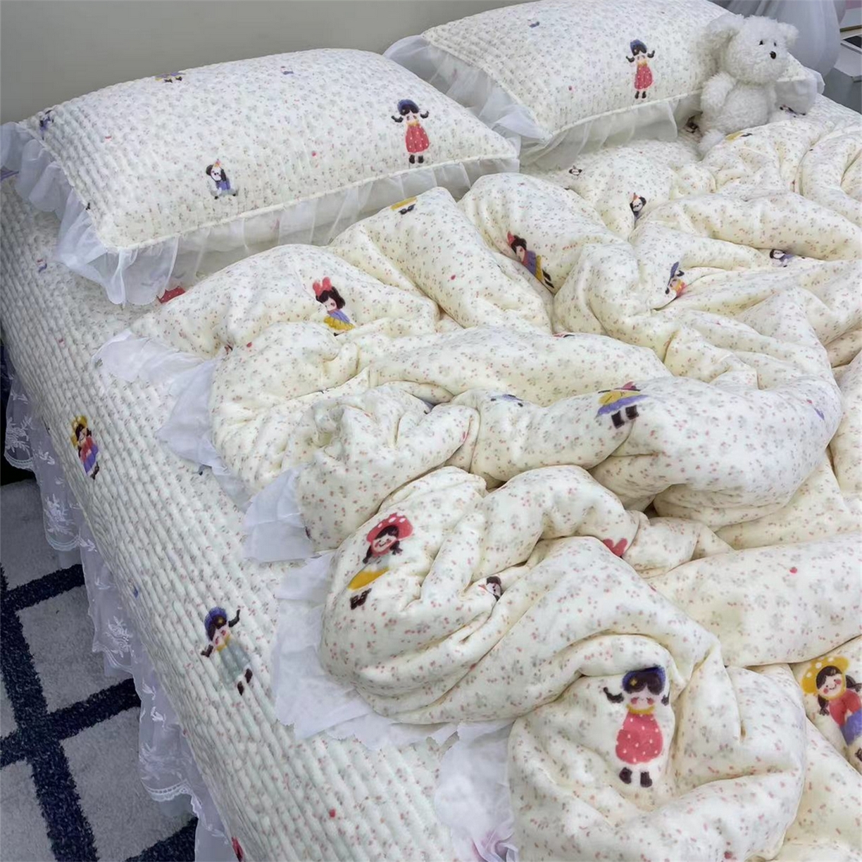 91家纺网 家纺一手货源 找家纺 禧瑞谷 2025新款冬季牛奶绒双层蕾丝花边床盖三件套床盖四件套 碎花小女孩