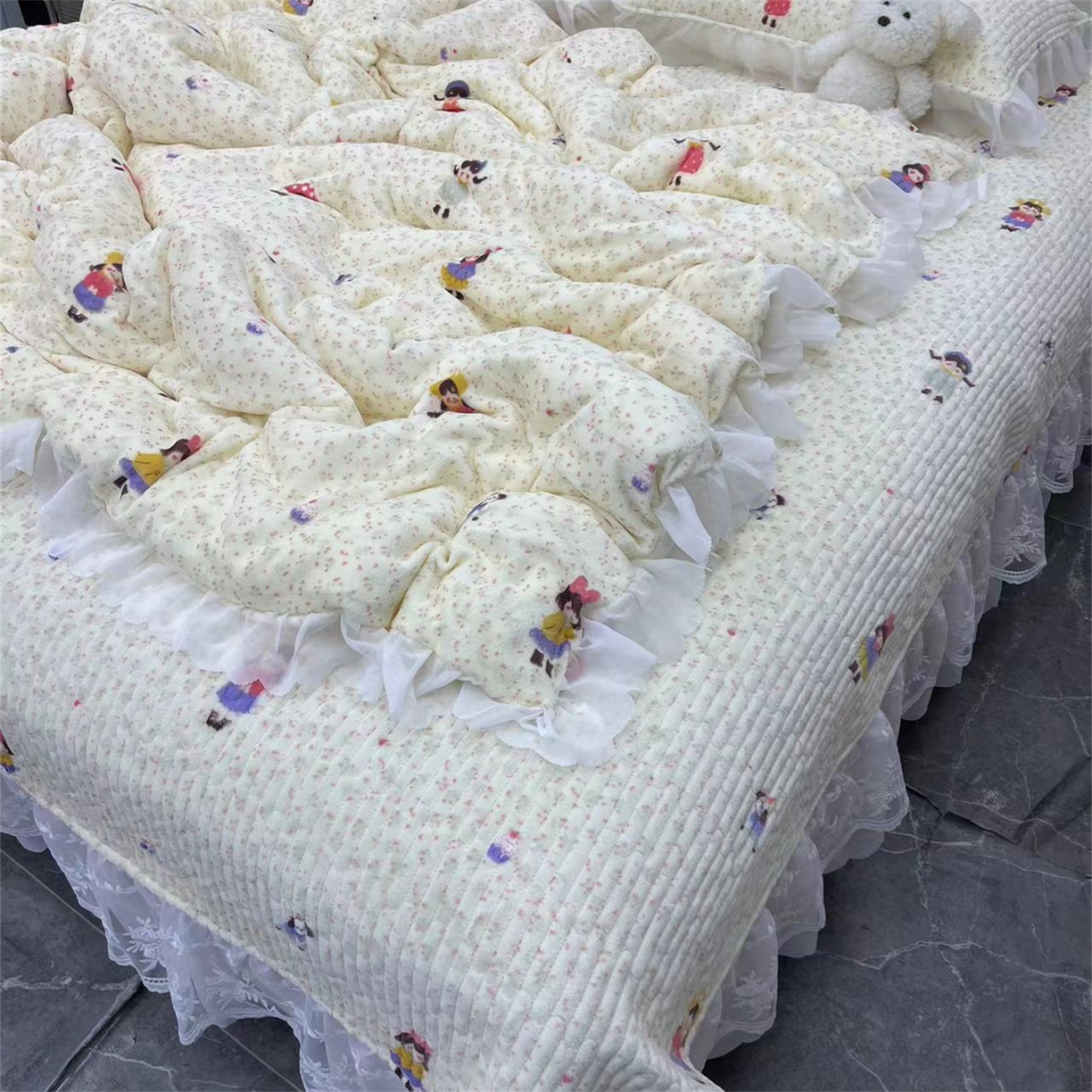 91家纺网 家纺一手货源 找家纺 禧瑞谷 2025新款冬季牛奶绒双层蕾丝花边床盖三件套床盖四件套 碎花小女孩