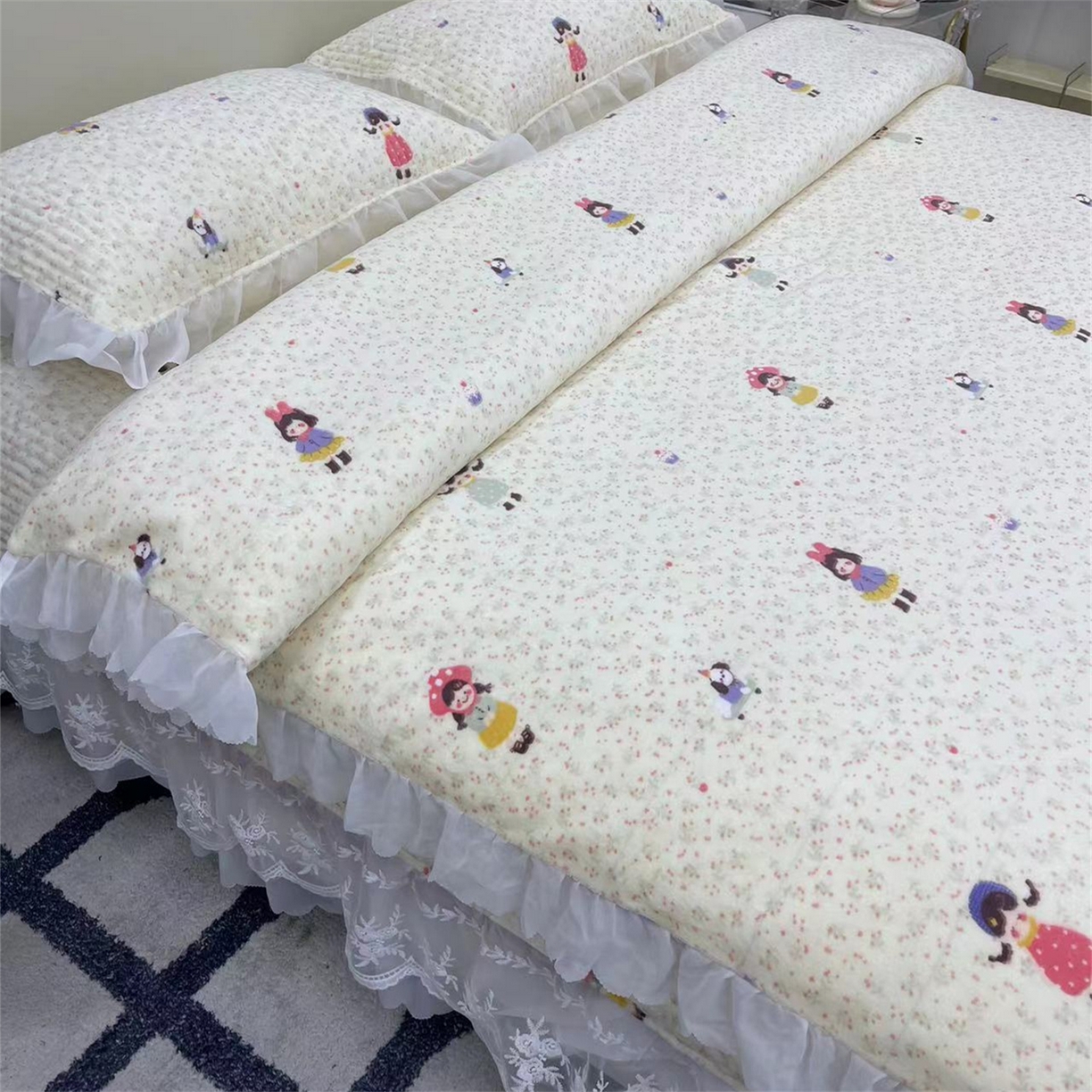 91家纺网 家纺一手货源 找家纺 禧瑞谷 2025新款冬季牛奶绒双层蕾丝花边床盖三件套床盖四件套 碎花小女孩