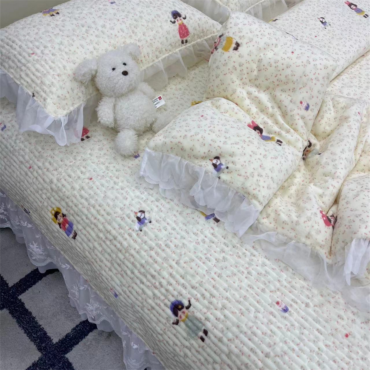 91家纺网 家纺一手货源 找家纺 禧瑞谷 2025新款冬季牛奶绒双层蕾丝花边床盖三件套床盖四件套 碎花小女孩