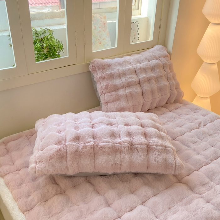 91家纺网 家纺一手货源 找家纺 麒东家纺 2025年新款兔毛绒泡泡绒夹棉床垫 粉色