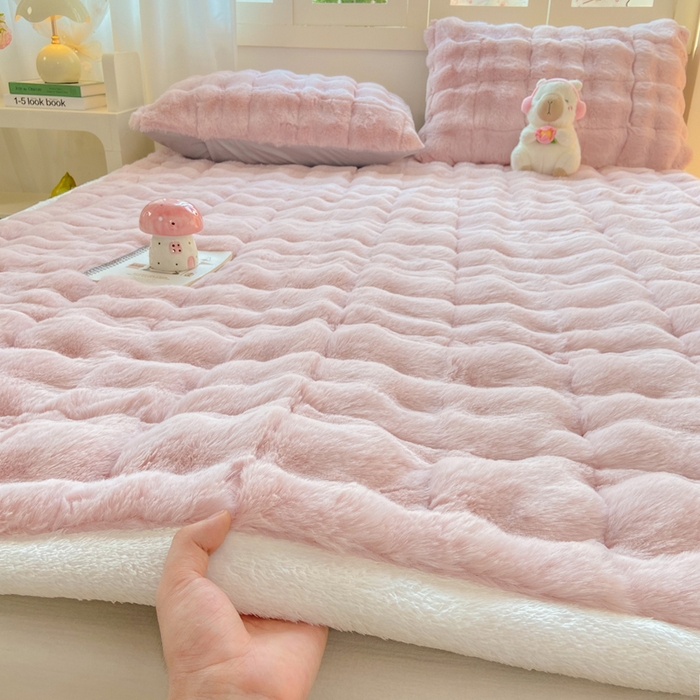 91家纺网 家纺一手货源 找家纺 麒东家纺 2025年新款兔毛绒泡泡绒夹棉床垫 粉色