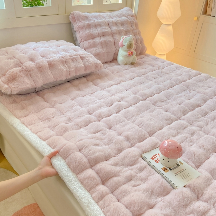 91家纺网 家纺一手货源 找家纺 麒东家纺 2025年新款兔毛绒泡泡绒夹棉床垫 粉色