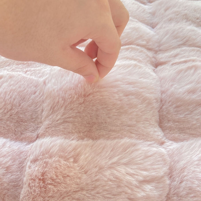 91家纺网 家纺一手货源 找家纺 麒东家纺 2025年新款兔毛绒泡泡绒夹棉床垫 粉色