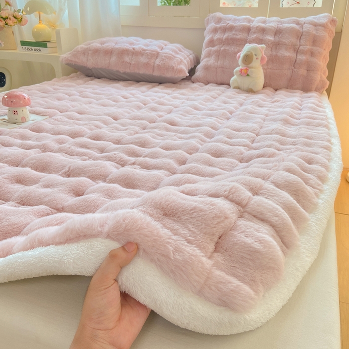 91家纺网 家纺一手货源 找家纺 麒东家纺 2025年新款兔毛绒泡泡绒夹棉床垫 粉色