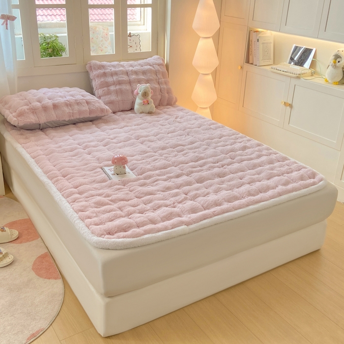 91家纺网 家纺一手货源 找家纺 麒东家纺 2025年新款兔毛绒泡泡绒夹棉床垫 粉色