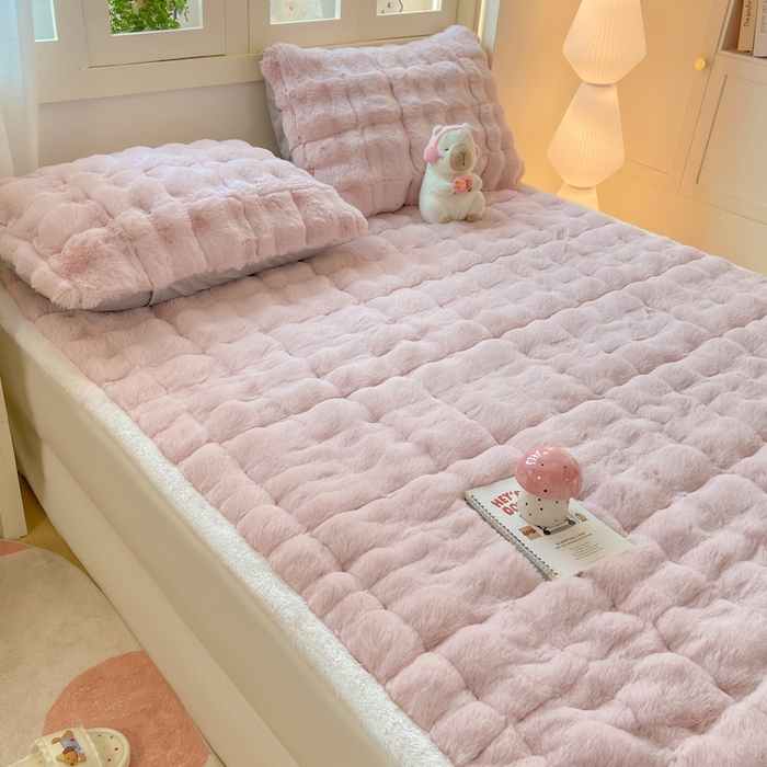 91家纺网 家纺一手货源 找家纺 麒东家纺 2025年新款兔毛绒泡泡绒夹棉床垫 粉色