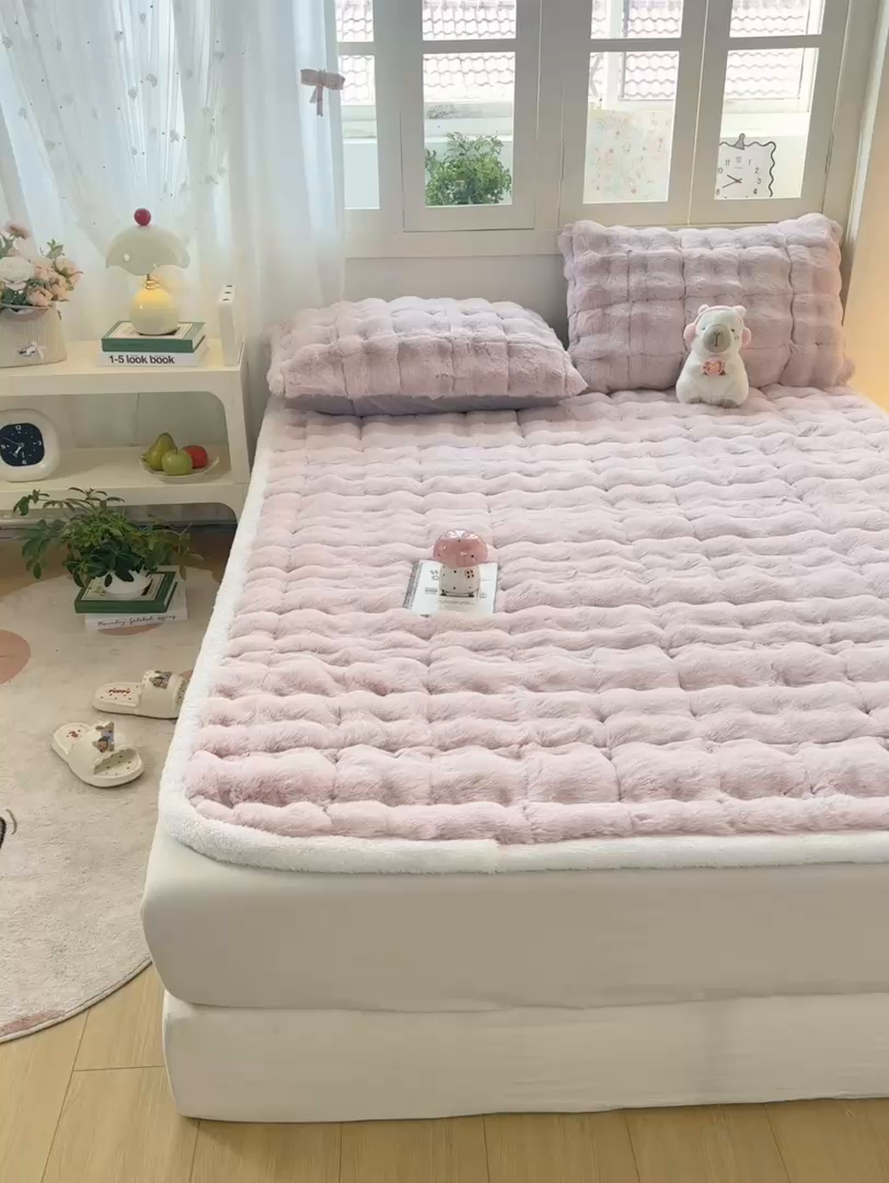 91家纺网 家纺一手货源 找家纺 麒东家纺 2025年新款兔毛绒泡泡绒夹棉床垫 粉色