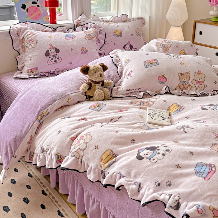 91家纺网 家纺一手货源 找家纺 简一 2025新款牛奶绒花边床盖四件套 磁带熊仔