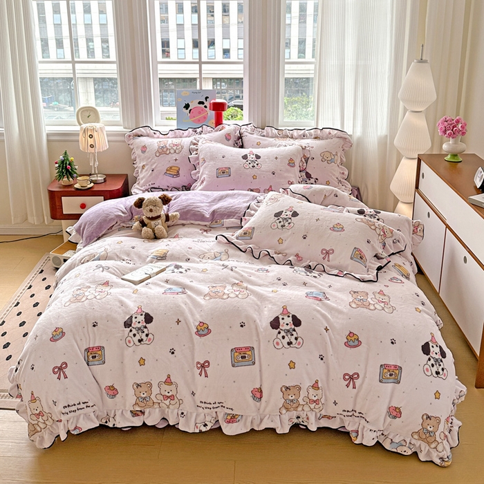 简一 2025新款牛奶绒花边床盖四件套 磁带熊仔