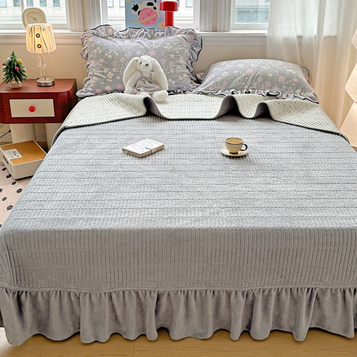 91家纺网 家纺一手货源 找家纺 简一 2025新款牛奶绒花边床盖四件套 浪漫花语