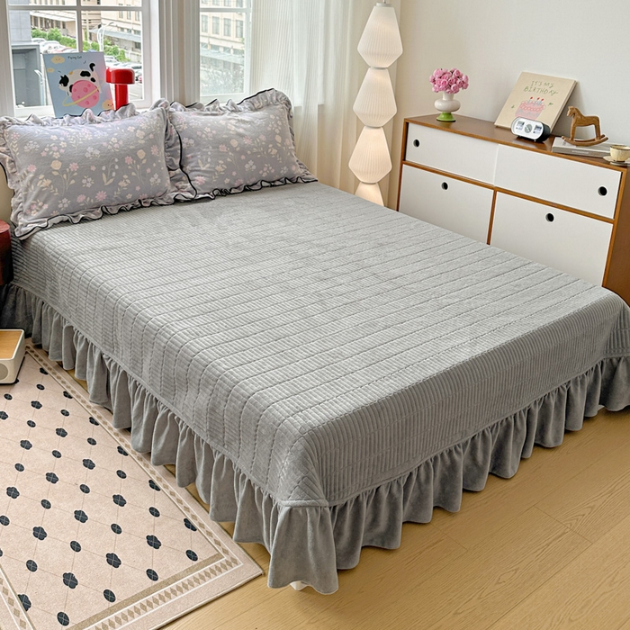 91家纺网 家纺一手货源 找家纺 简一 2025新款牛奶绒花边床盖四件套 浪漫花语