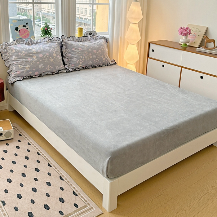 91家纺网 家纺一手货源 找家纺 简一 2025新款牛奶绒花边床盖四件套 浪漫花语