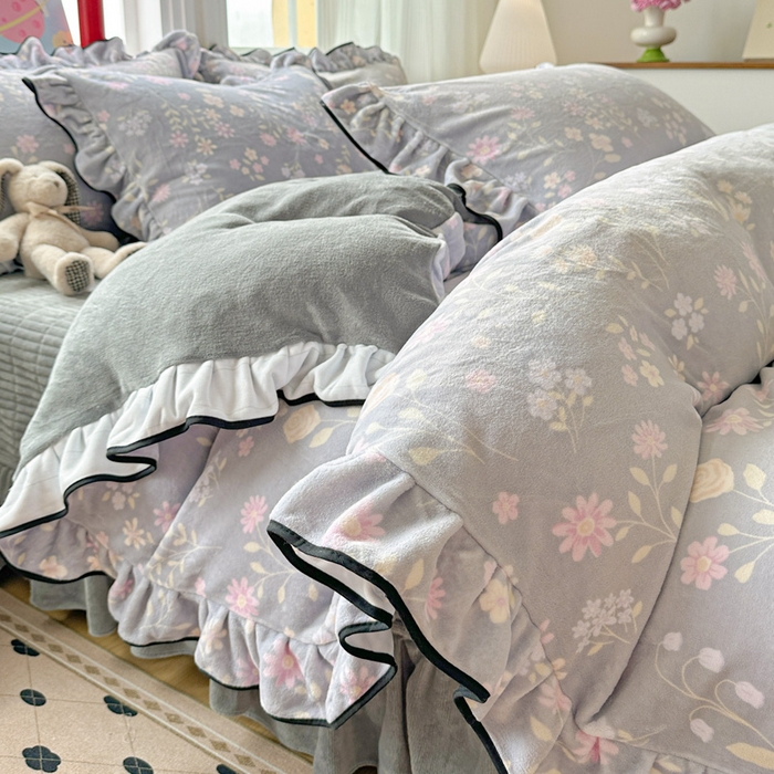 91家纺网 家纺一手货源 找家纺 简一 2025新款牛奶绒花边床盖四件套 浪漫花语