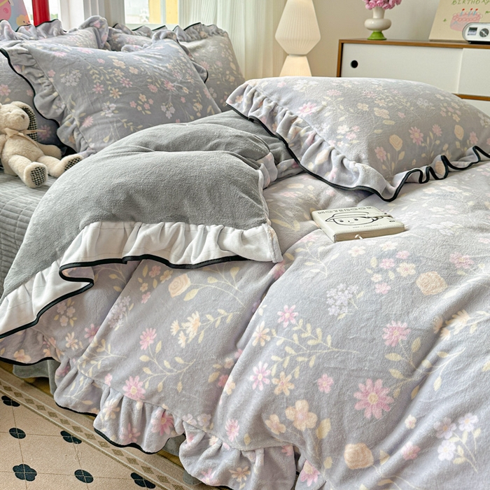 91家纺网 家纺一手货源 找家纺 简一 2025新款牛奶绒花边床盖四件套 浪漫花语