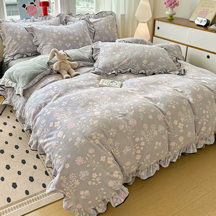 91家纺网 家纺一手货源 找家纺 简一 2025新款牛奶绒花边床盖四件套 浪漫花语