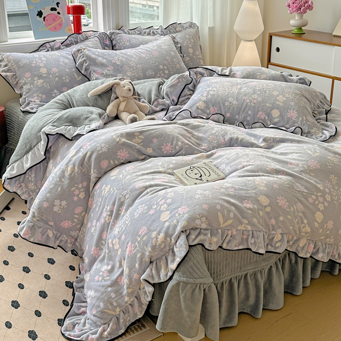 91家纺网 家纺一手货源 找家纺 简一 2025新款牛奶绒花边床盖四件套 浪漫花语