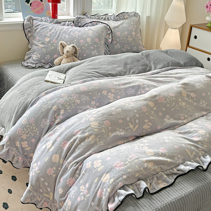 91家纺网 家纺一手货源 找家纺 简一 2025新款牛奶绒花边床盖四件套 浪漫花语