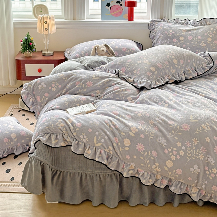 91家纺网 家纺一手货源 找家纺 简一 2025新款牛奶绒花边床盖四件套 浪漫花语