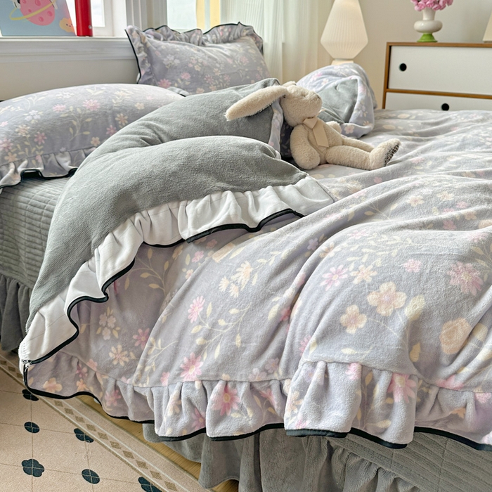 91家纺网 家纺一手货源 找家纺 简一 2025新款牛奶绒花边床盖四件套 浪漫花语