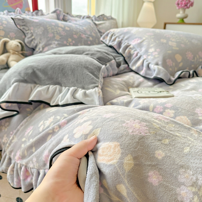 91家纺网 家纺一手货源 找家纺 简一 2025新款牛奶绒花边床盖四件套 浪漫花语