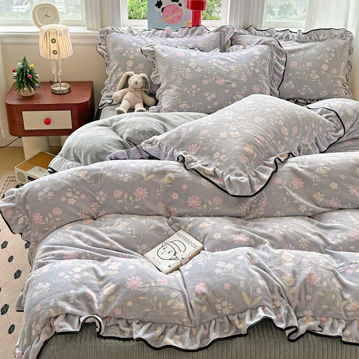 91家纺网 家纺一手货源 找家纺 简一 2025新款牛奶绒花边床盖四件套 浪漫花语