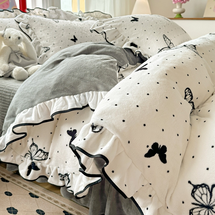 91家纺网 家纺一手货源 找家纺 简一 2025新款牛奶绒花边床盖四件套 水墨蝴蝶