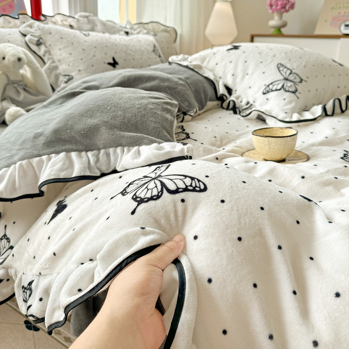 91家纺网 家纺一手货源 找家纺 简一 2025新款牛奶绒花边床盖四件套 水墨蝴蝶
