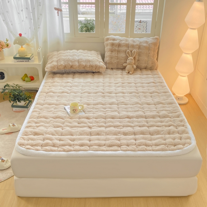 91家纺网 家纺一手货源 找家纺 麒东家纺 2025年新款兔毛绒泡泡绒夹棉床垫 咖色