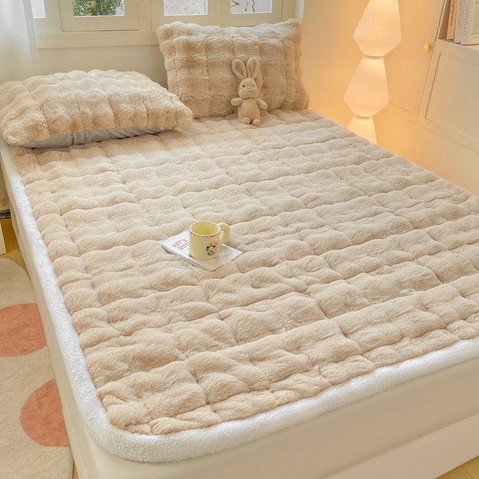 91家纺网 家纺一手货源 找家纺 麒东家纺 2025年新款兔毛绒泡泡绒夹棉床垫 咖色