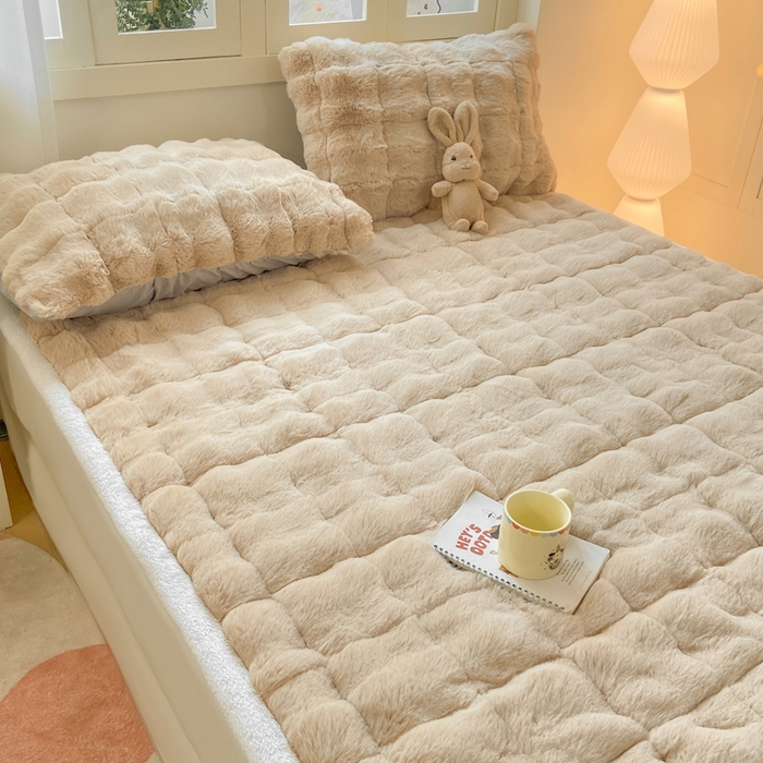 91家纺网 家纺一手货源 找家纺 麒东家纺 2025年新款兔毛绒泡泡绒夹棉床垫 咖色