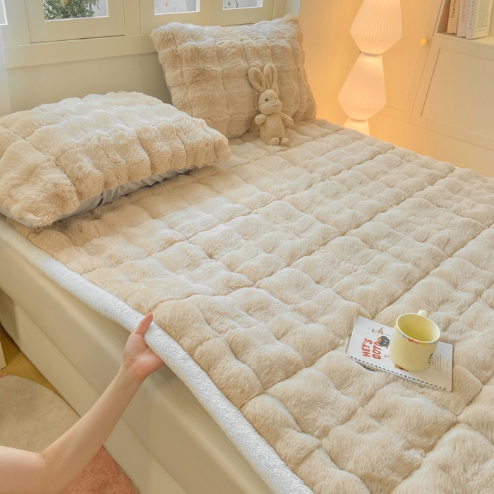 91家纺网 家纺一手货源 找家纺 麒东家纺 2025年新款兔毛绒泡泡绒夹棉床垫 咖色