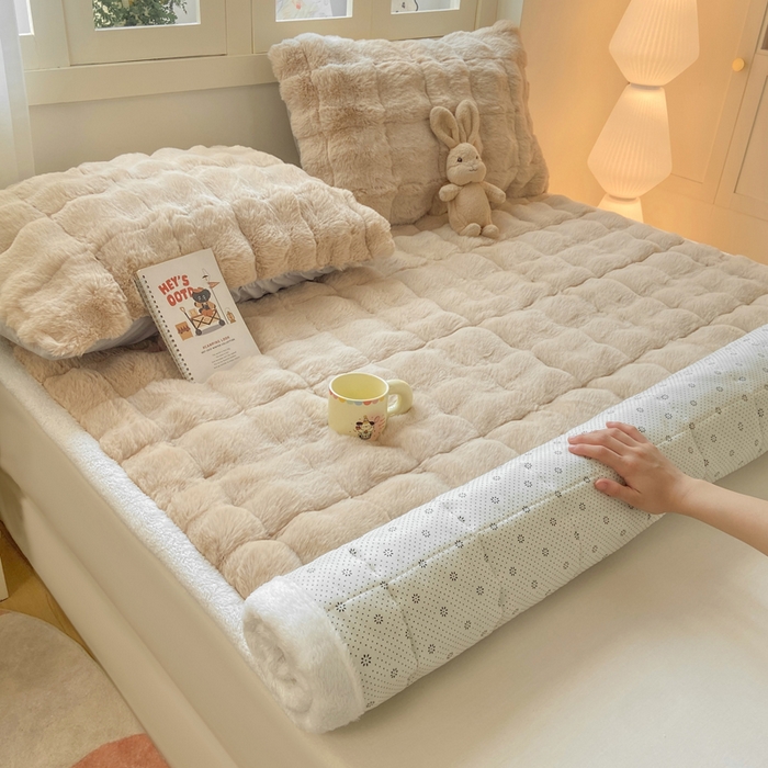 91家纺网 家纺一手货源 找家纺 麒东家纺 2025年新款兔毛绒泡泡绒夹棉床垫 咖色